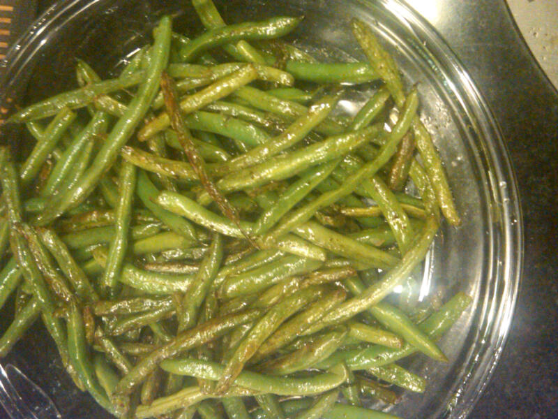 Finished green beans in a pan.