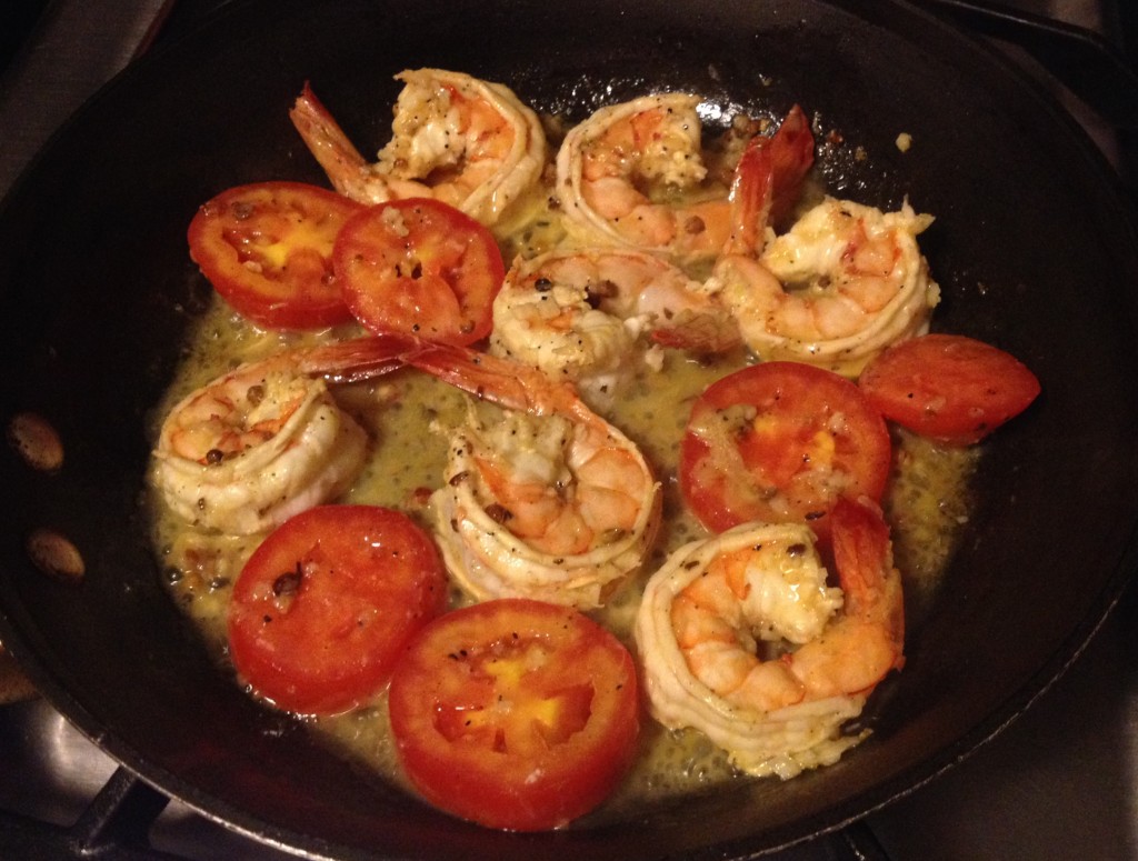 Smoulder on shrimp and tomatoes in a skillet .