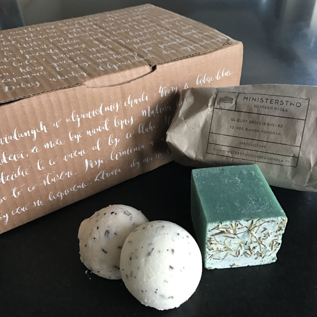 Polish writing on a gift box with handmade soaps and bath bombs.